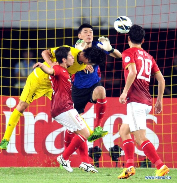 Zeng Cheng (C),goalkeeper of Guangzhou Evergrande tries to save the ball during the AFC Champinos League semifinal against Kashiwa Reysol in Guangzhou, capital of south China's Guangdong Province, Oct. 2, 2013. (Xinhua/Liu Dawei)