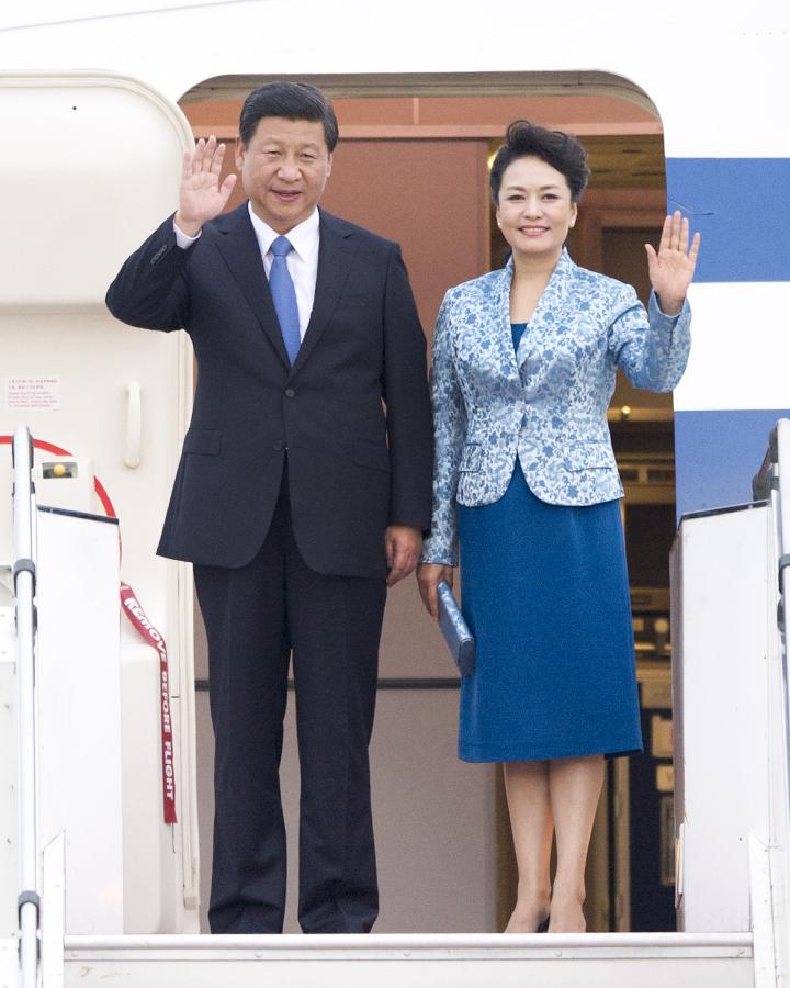 Chinese President Xi Jinping and his wife Peng Liyuan wave upon their arrival in Kuala Lumpur, capital of Malaysia, Oct. 3, 2013. Xi started a state visit to Malaysia on Thursday. (Xinhua/Xie Huanchi)