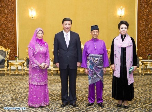 Chinese President Xi Jinping (2nd L) meets with Malaysian Supreme Head of State Abdul Halim (2nd R) in Kuala Lumpur, capital of Malaysia, Oct. 4, 2013. (Xinhua/Xie Huanchi)