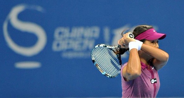 Li Na of China returns the ball during the women's singles quarterfinal match against Petra Kvitova of Czech Republic at the China Open tennis tournament in Beijing, Oct. 4, 2013. Li lost the match 1-2. (Xinhua/Li Wen)