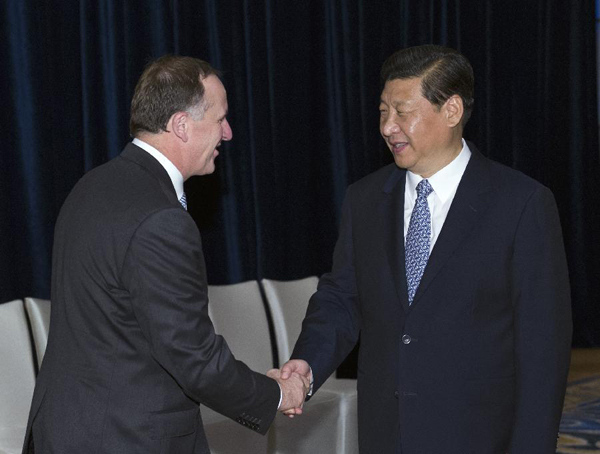 Chinese President Xi Jinping (R) meets with New Zealand's Prime Minister John Key in Bali, Indonesia, Oct. 6, 2013. (Xinhua/Zhang Duo)