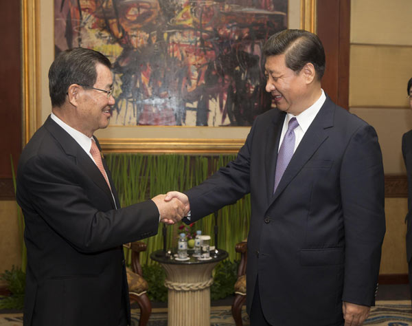 Party chief Xi Jinping (right) meets with Vincent Siew, honorary chairman of the Taiwan-based Cross-Straits Common Market Foundation, on Sunday ahead of the 21st informal economic leaders' meeting of the Asia-Pacific Economic Cooperation forum on the Indonesian resort island of Bali. [Photo/Xinhua]  