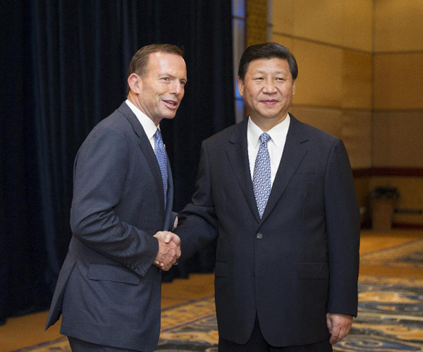 Chinese President Xi Jinping (R) meets with Australian Prime Minister Tony Abbott in Bali, Indonesia, Oct. 6, 2013. (Xinhua/Zhang Duo)