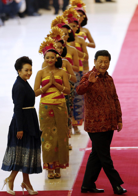 President Xi Jinping, wearing a shirt made from a silk-like Balinese fabric called endek, and his wife, Peng Liyuan, attend a dinner during the Asia-Pacific Economic Cooperation summit on the Indonesian resort island of Bali on Monday night. Photo by Beawiharta / Reuters
