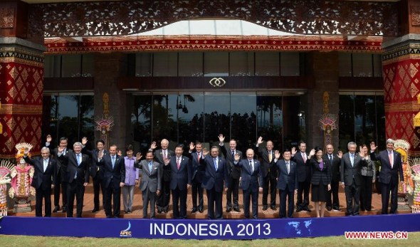 Chinese President Xi Jinping (1st row, 5th L) poses for a group photo with other leaders before attending the 21st informal economic leaders' meeting of the Asia-Pacific Economic Cooperation (APEC) in Bali, Indonesia, Oct. 8, 2013. (Xinhua/Ma Zhancheng)