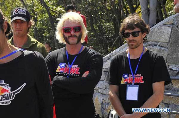 Photo taken on Oct. 8, 2013 shows Hungarian veteran wingsuit flyer Victor Kovats (2nd R) before the trial flying in Zhangjiajie, central China's Hunan Province. Kovats was missing after failing to deploy his parachute prior to landing at the wingsuit flying world championship staged here on Tuesday. The rescue is underway. (Xinhua/Shao Ying)