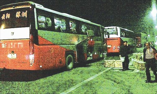 Highway police in Jianli county, Hubei Province search five bamboo baskets containing over 250 kilograms of snakes and 10 badgers stored among luggage on a coach bus heading to Shenzhen on October 6. Photo: Chutian Metropolis Daily