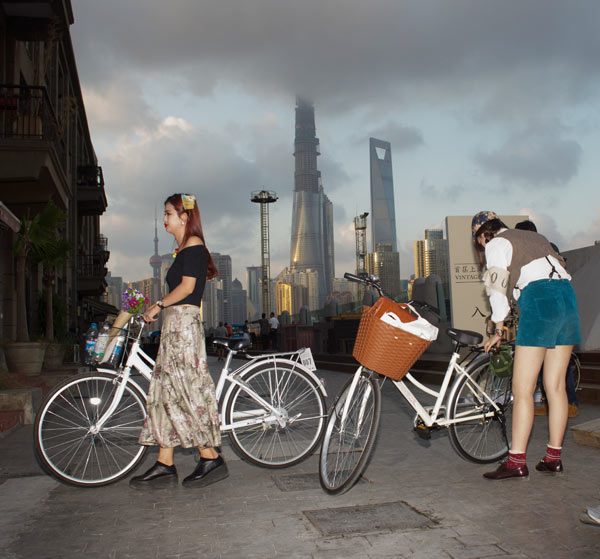 Participants of the first Shanghai Vintage Ride dress up the century-old Shiliupu Dock like a film set of the 1920s. Photo by Gao Erqiang / China Daily