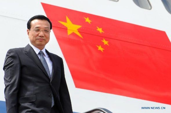Chinese Premier Li Keqiang disembarks from the plane upon his arrival at the airport in Bandar Seri Begawan, Brunei, Oct. 9, 2013. At the invitation of Brunei Sultan Hassanal Bolkiah, Li arrived here Wednesday and started an official visit to the country. (Xinhua/Liu Jiansheng)