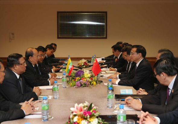 Chinese Premier Li Keqiang (3rd R) meets with Myanmar's President U Thein Sein (3rd L) in Bandar Seri Begawan, Brunei, Oct. 9, 2013. (Xinhua/Liu Weibing)