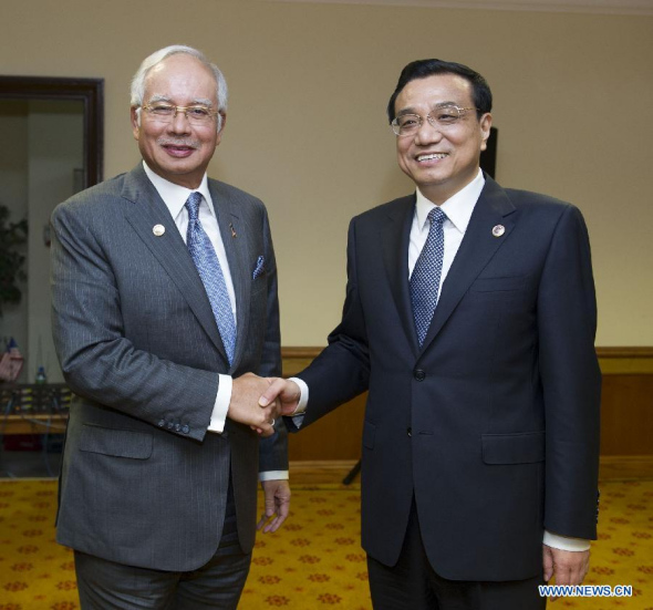 Chinese Premier Li Keqiang (R) meets with his Malaysian counterpart Najib Razak in Bandar Seri Begawan, Brunei, Oct. 9, 2013. (Xinhua/Huang Jingwen)