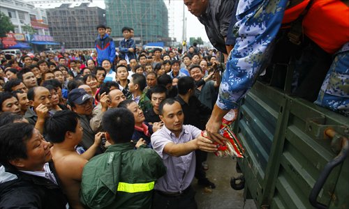 Rescuers disseminate disaster relief to flood-hit residents in Lupu township, the hardest-hit area of the city of Yuyao in East China's Zhejiang Province on October 9, 2013, after Typhoon Fitow hit the coast.Photo: Yang Hui/GT