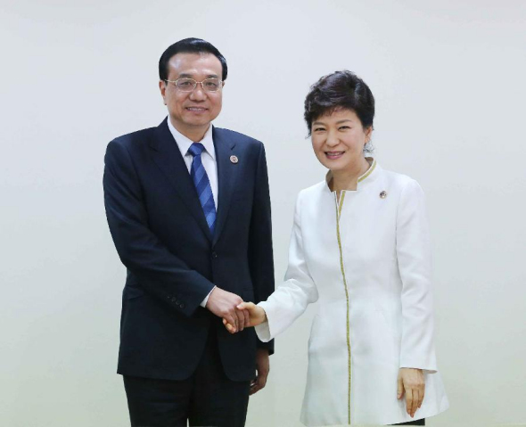 Chinese Premier Li Keqiang (L) meets with South Korean President Park Geun-hye in Bandar Seri Begawan, Brunei, Oct. 10, 2013. (Xinhua/Liu Weibing)