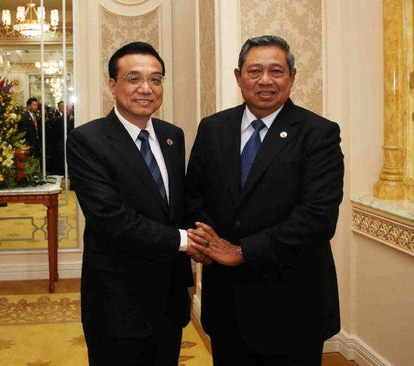 Chinese Premier Li Keqiang (L) meets with Indonesian President Susilo Bambang Yudhoyono in Bandar Seri Begawan, Brunei, Oct. 10, 2013. (Xinhua/Liu Weibing)