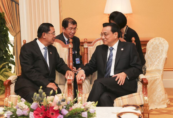 Chinese Premier Li Keqiang meets with Cambodian Prime Minister Hun Sen in Bandar Seri Begawan, Brunei, Oct. 10, 2013. (Xinhua/Liu Weibing)