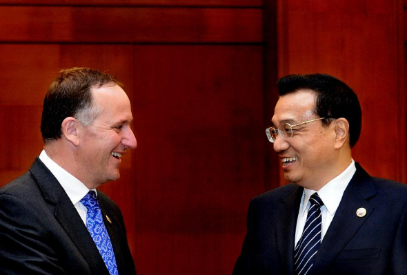 Chinese Premier Li Keqiang (R) meets with New Zealand Prime Minister John Key in Bandar Seri Begawan, Brunei, Oct. 10, 2013. (Xinhua/Liu Jiansheng)