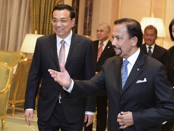 Chinese Premier Li Keqiang (L) meets with Brunei's Sultan Hassanal Bolkiah and members of the Bruneian royal family in Bandar Seri Begawan, Brunei, Oct. 10, 2013. (Xinhua/Liu Jiansheng)