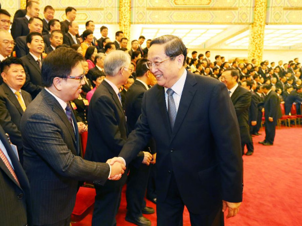 Yu Zhengsheng (R, front), chairman of the National Committee of the Chinese People's Political Consultative Conference, meets with members of the Fourth Executive Council of China Overseas Friendship Association (COFA), in Beijing, capital of China, Oct. 10, 2013. (Xinhua/Yao Dawei)