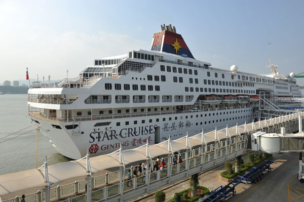 The cruise liner SuperStar Gemini takes 1,200 tourists on its first trip from Xiamen to Taiwan on Friday. Hai Xi / For China Daily