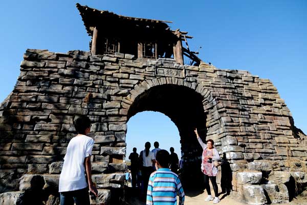 Tourists visit the set of a TV series based on Red Sorghum Clan, one of Mo Yan's novels, in Gaomi, Shandong province, during the National Day holiday.[WANG HAIBIN / FOR CHINA DAILY]