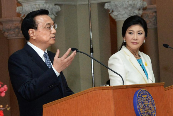 Visiting Chinese Premier Li Keqiang (L) and his Thai counterpart Yingluck Shinawatra attend a joint press conference after their meeting in Bangkok, Thailand, Oct. 11, 2013. (Xinhua/Liu Jiansheng) 