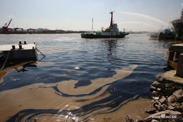 Photo taken on Oct. 12, 2013 shows the spilled oil at the scene of an oil tanker explosion at a shipyard in Zhenhai District of Ningbo, east China's Zhejiang Province, Oct. 12, 2013. Seven people were confirmed dead and another injured in an oil tanker explosion happening around 8:40 a.m. on Saturday, according to the local government. (Xinhua/Zhang Peijian) 
