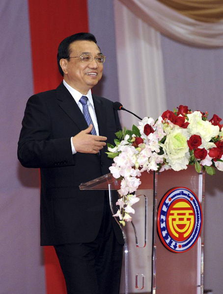 Chinese Premier Li Keqiang speaks at a welcome banquet held by overseas Chinese in the Thai-Chinese Chamber of Commerce in Bangkok, Thailand, Oct. 12, 2013. (Xinhua/Rao Aimin)