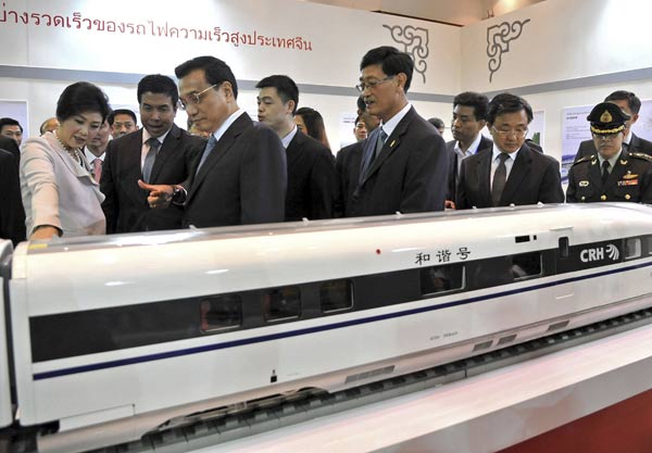 Chinese Premier Li Keqiang (second from left in front) and Thailands Prime Minister Yingluck Shinawatra (left) visit a Chinese high-speed railway exhibition on Saturday at the Queen Sirikit National Convention Center in Bangkok. AGENCE FRANCE-PRESSE