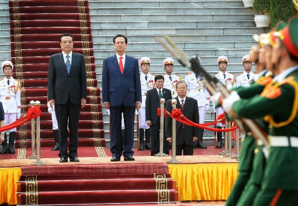 Visiting Chinese Premier Li Keqiang (L) attends the welcoming ceremony hosted by his Vietnamese counterpart Nguyen Tan Dung prior to their talks in Hanoi, Vietnam, Oct. 13, 2013. Li held talks with Nguyen Tan Dung in Hanoi on Sunday. (Xinhua/Liu Jiansheng) 