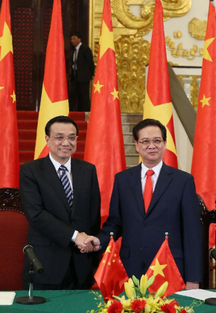 Visiting Chinese Premier Li Keqiang (L) and his Vietnamese counterpart Nguyen Tan Dung attend a joint press conference after their talks in Hanoi, Vietnam, Oct. 13, 2013. Li held talks with Nguyen Tan Dung in Hanoi on Sunday. (Xinhua/Liu Weibing)