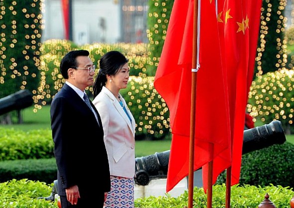 Visiting Chinese Premier Li Keqiang (L) attends a welcoming ceremony hosted by his Thai counterpart Yingluck Shinawatra before their meeting in Bangkok, Thailand, Oct. 11, 2013. (Xinhua/Liu Jiansheng)