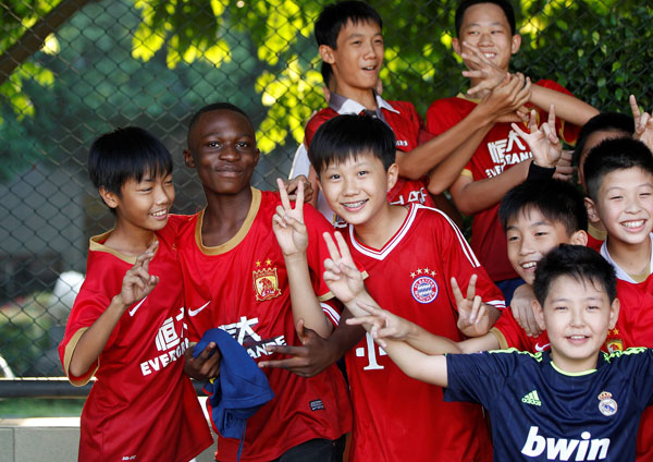 Exaule Ngolo Serge with his Chinese teammates in the Dengfeng youth soccer team in Guangzhou.Photos by Zou Zhongpin / China Daily 