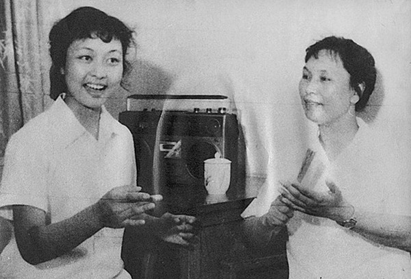Peng Liyuan (L) and Wang Yinxuan in school (File photo)