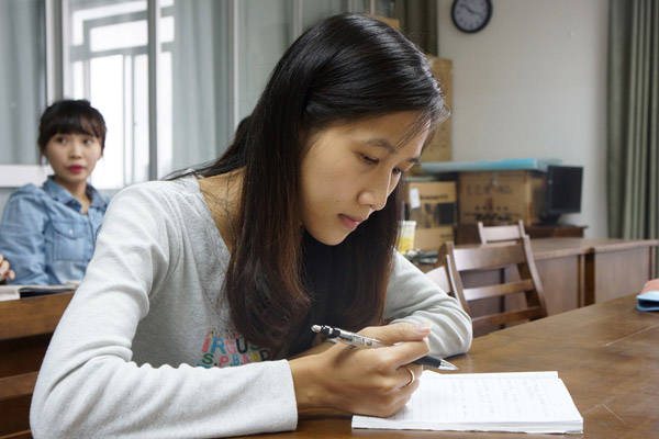 Keosakoun Sounaly, a student from Laos, studies Chinese at Guangxi University. Keosakoun is one of a large number of students from ASEAN member countries who study in China for the chance of a better career after graduation. China Daily / Lan Lin