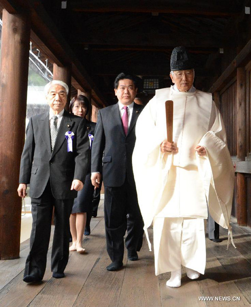 Japanese lawmakers visit the war-linked controversial Yasukuni Shrine for worship, in Tokyo, on Oct. 18, 2013. Japanese Internal Affairs and Communications Minister Yoshitaka Shindo and about 120 Japanese lawmakers on Friday worshipped the war-linked Yasukuni Shrine during its annual autumn festival, according to local media. (Xinhua/Ma Ping)