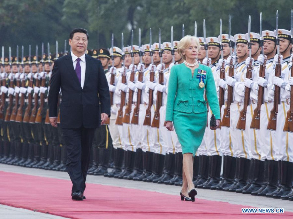 Chinese President Xi Jinping (L) holds a welcoming ceremony for Governor-General of Australia Quentin Bryce (R) in Beijing, capital of China, Oct. 17, 2013. Xi met with Quentin Bryce in Beijing on Thursday. (Xinhua/Wang Ye) 