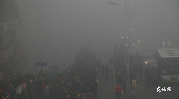 A heavy smog shrouds northeast China's Harbin city on Monday for the second straight day. (Photo: www.dbw.cn)