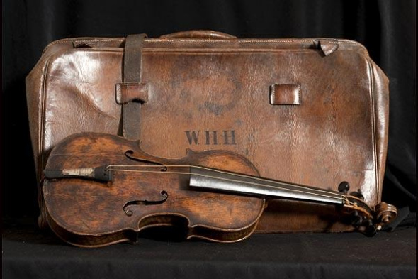 The violin played on the deck of the Titanic as the doomed vessel sank a century ago sold for more than 1.6 million U.S. dollars. (Source: CNTV.cn)