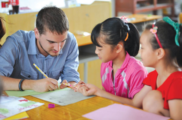 Sean McNally from Britain teaches Chinese children how to learn English through paintings. Many students in China have trouble learning English and using it in their daily lives. Meng Zhongde / for China Daily
