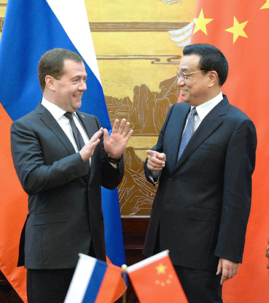 Chinese Premier Li Keqiang (R) and his Russian counterpart Dmitry Medvedev attend a ceremony of signing China-Russia cooperation documents in Beijing, capital of China, Oct. 22, 2013. (Xinhua/Ma Zhancheng)