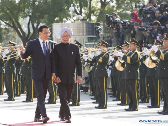 Chinese Premier Li Keqiang (L) holds a welcome ceremony for Indian Prime Minister Manmohan Singh before their talks in Beijing, capital of China, Oct. 23, 2013. (Xinhua/Huang Jingwen)