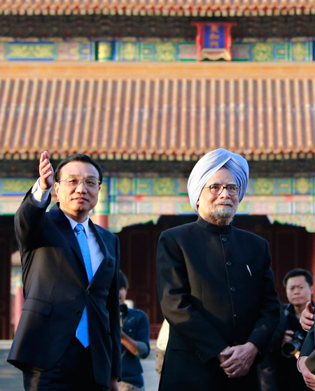Premier Li Keqiang and Indian Prime Minister Manmohan Singh tour the Forbidden City in Beijing on Wednesday, the day China and India signed agreements in fields including border cooperation and the economy. Feng Yongbin / China Daily