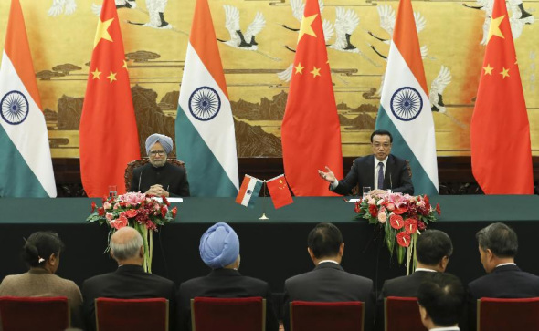 Chinese Premier Li Keqiang (R fear) and his Indian counterpart Manmohan Singh attend a joint press conference in Beijing, capital of China, Oct. 23, 2013. (Xinhua/Ding Lin)