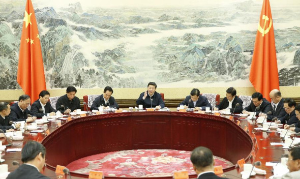 Chinese President Xi Jinping (C rear) has a group talk with members of the new leadership of All-China Federation of Trade Unions (ACFTU) in Beijing, capital of China, Oct. 23, 2013. (Xinhua/Ju Peng)