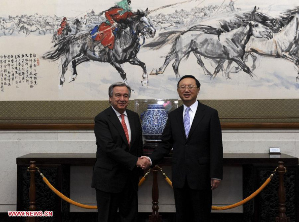 Chinese State Councilor Yang Jiechi (R) shakes hands with United Nations Refugee Agency High Commissioner Antonio Guterres during their meeting in Beijing, capital of China, Oct. 23, 2013. (Xinhua/Rao Aimin)