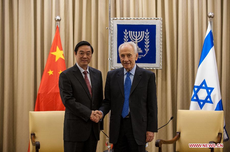 Liu Qibao (L), a member of the Political Bureau of the Communist Party of China (CPC) Central Committee and head of the CPC Central Committee's Publicity Department, shakes hands with Israeli President Shimon Peres at the President's residence in Jerusalem, on Oct. 23, 2013. (Xinhua/Li Rui)