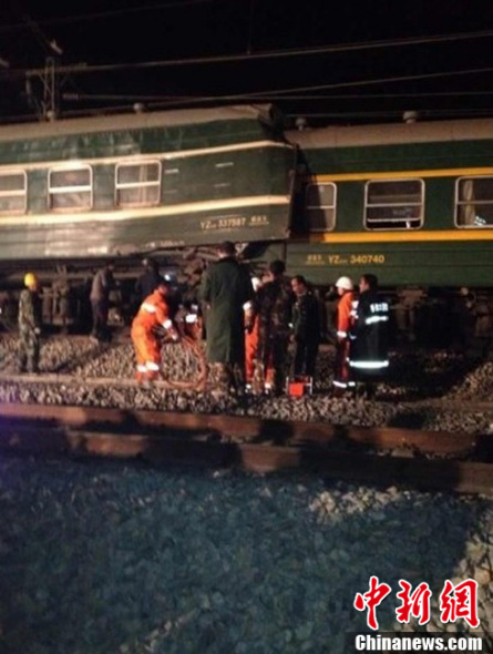 One was killed and two were seriously injured after an empty passenger train slipped and collided with another passenger train on the Qinghai-Tibet railway in Qinghai Province on Wednesday night. [Photo: CFP]