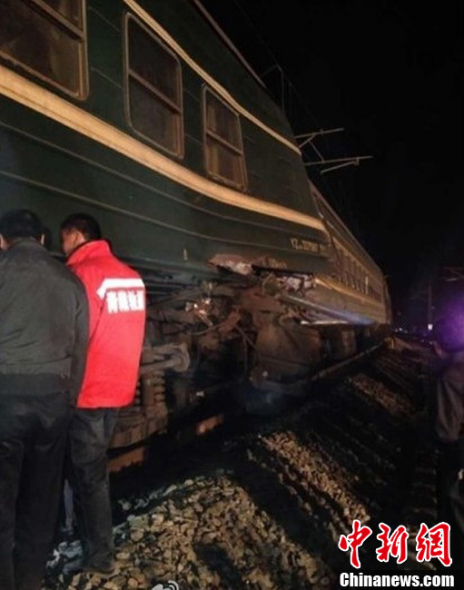 One was killed and two were seriously injured after an empty passenger train slipped and collided with another passenger train on the Qinghai-Tibet railway in Qinghai Province on Wednesday night. [Photo: CFP]