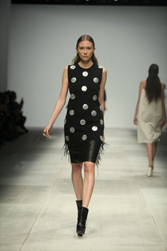 A model on the runway show by Qiu Hao