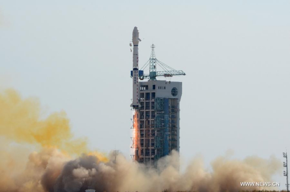 A Long March-4B carrier rocket carrying the Shijian-16 satellite blasts off from the launch pad at the Jiuquan Satellite Launch Center in Jiuquan, northwest China's Gansu Province, Oct. 25, 2013. The orbiter Shijian-16, used for conducting spacial environment detection and technological experiments, was launched successfully and went into scheduled orbit on Friday. (Xinhua/Yang Shiyao)
